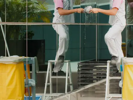 Vitrines de magasin propres après nettoyage à Mérignac