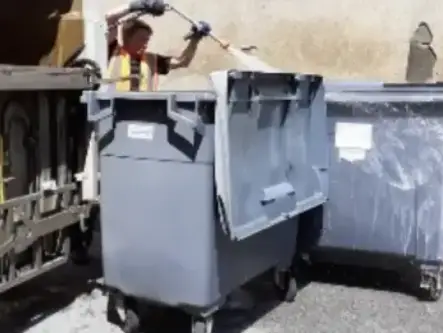 Nettoyage de poubelle au jet haute pression