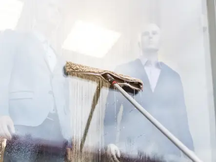 Professionnel nettoyant des vitres de magasin à Mérignac