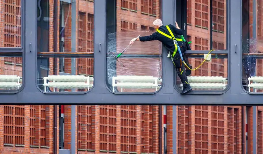 Nettoyage de façades vitrées professionnel à Mérignac