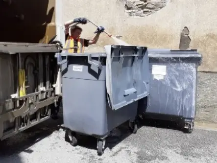 Nettoyage de poubelle au jet haute pression