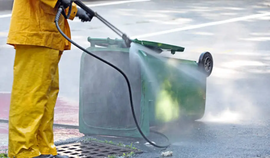 Nettoyage intérieur et extérieur de poubelles