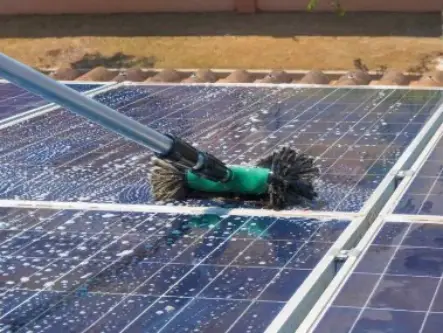 Nettoyage doux et sans produit abrasif des panneaux solaires